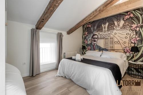 特鲁埃尔La Torre Boutique Apartamentos的卧室配有两张床,墙上挂有壁画