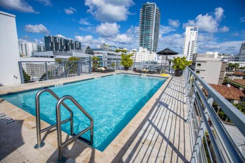 迈阿密海滩里维埃拉套房酒店的一座城市天际线建筑阳台上的游泳池