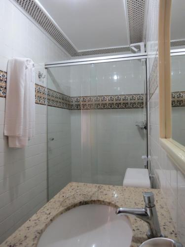 欧鲁普雷图Hotel Colonial的一间带水槽、淋浴和卫生间的浴室
