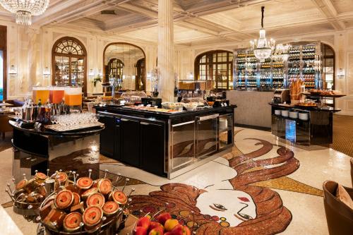 多维尔乐诺曼底巴里亚酒店的一间提供自助餐的餐厅,在地板上供应食物