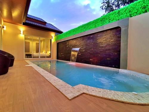 甲米镇The Apex private pool villa Krabi的一座房子后院的游泳池