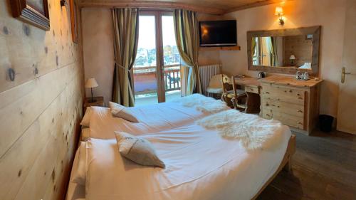 拉普德兹阿祖尔阿尔卑斯酒店的一间卧室配有两张床、一张桌子和一面镜子