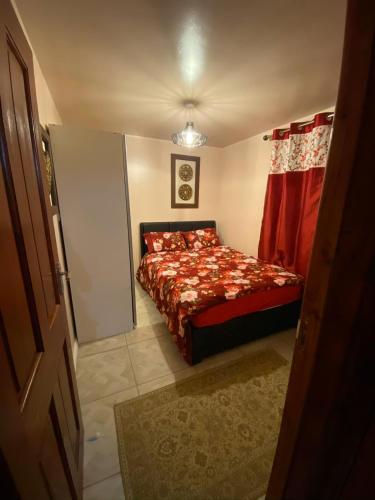 牛津Guest House B&B的一间小卧室,配有一张带红色棉被的床