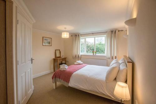 Aldringham2 Hazelwood的一间卧室设有一张大床和一个窗户。