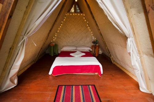 乔阿奇Refugio Explora Verde的一间帐篷内带两张床的卧室