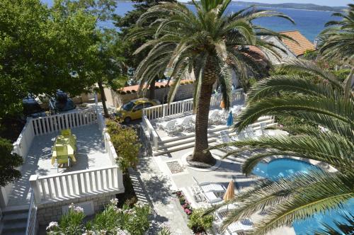 奥瑞比克Apartments Ora - with pool的享有带游泳池和棕榈树的度假村的顶部景致