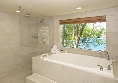 Lake Arrowhead Resort & Spa的一间浴室