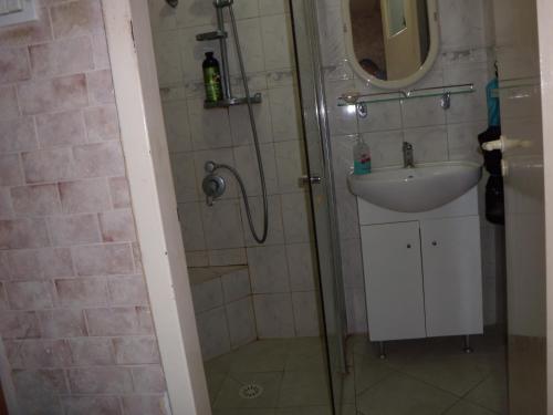 阿拉德Zimmer Arad Dead Sea, Big and Confortabוl Apartment, logic cost - במחיר שפוי的带淋浴和盥洗盆的浴室