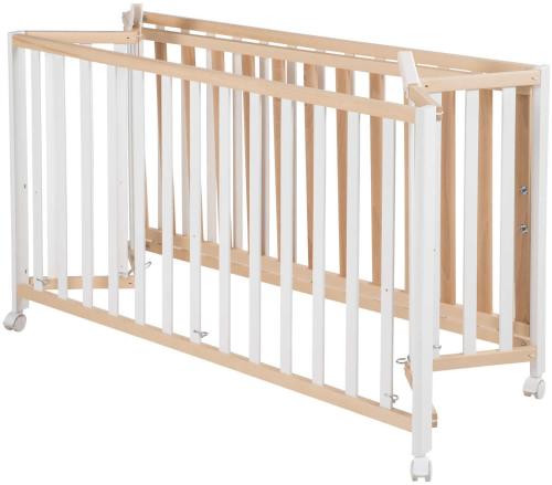 施马伦贝格Ferienwohnung Gierse的一张带木栏杆的白色婴儿床