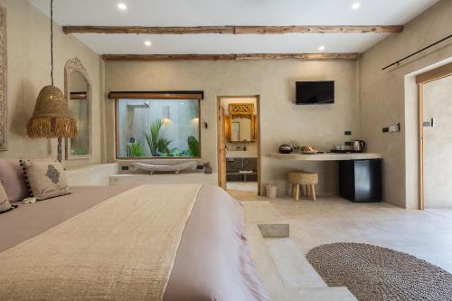 波普托Karma Resort的一间带大床的卧室和一间浴室