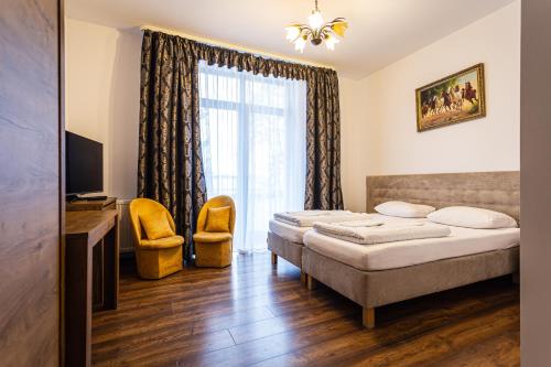 科沙林Gold Rooms的酒店客房设有床和窗户。