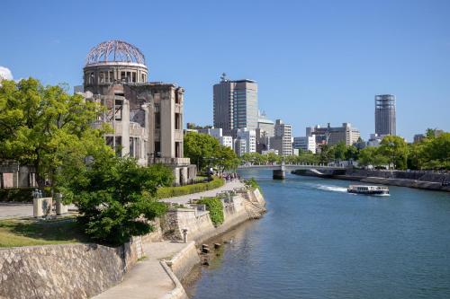 广岛Hiroshima no Yado Aioi的城市背景的河流景观