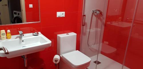 塔皮亚德卡萨列戈A Fragua的红色的浴室设有卫生间和水槽