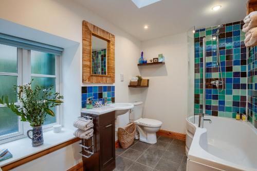 科姆里Dundas Flat, 1 bedroom, Comrie的浴室配有盥洗盆、卫生间和浴缸。