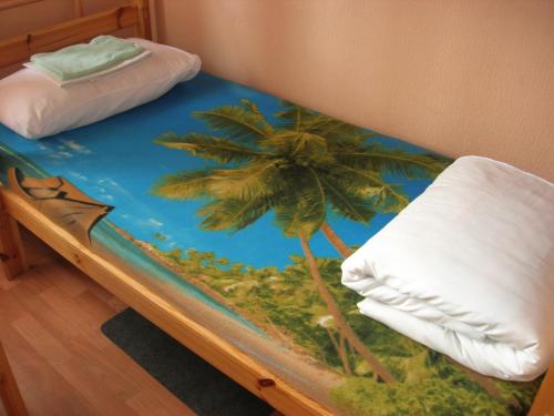 里加Central Park Rooms的一张床上的棕榈树画