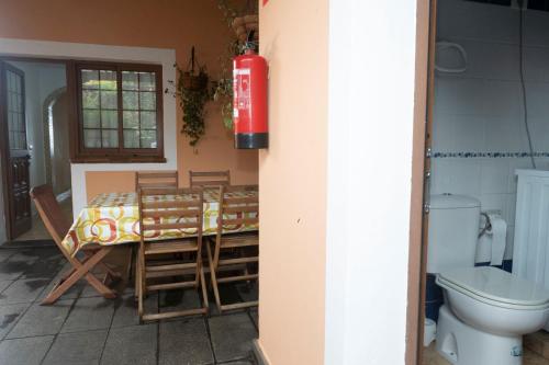 蓬塔利亚纳Casa El Correo的客房设有桌椅和卫生间。