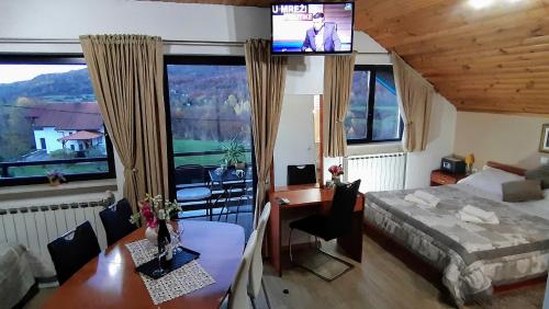 塞里特雷尼科Vuković House的一间卧室配有一张床、一台电视和一张桌子