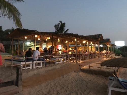 比纳里姆Blue Corner Beach Huts & Restaurant的海滩上的餐厅