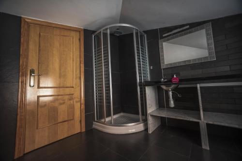 巴塞罗那Palacete的带淋浴的浴室和木门。