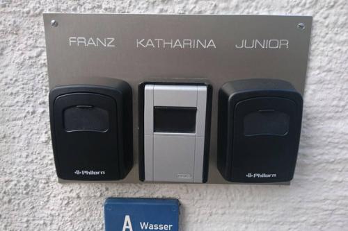 哈莱恩Appartement Katharina 2 Personen Hallein bei Salzburg的带有任意卡塔利亚语的盒子