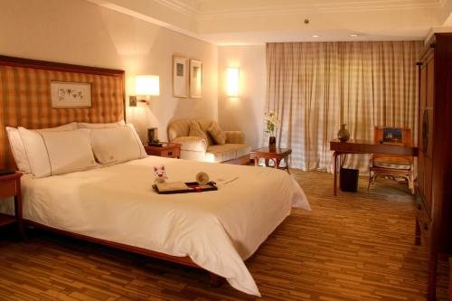 惠州惠州康帝国际酒店的一间带大床的卧室和一间客厅