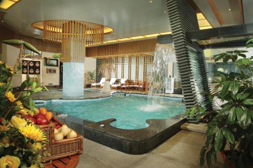 惠州惠州康帝国际酒店的一座大型游泳池,在酒店的房间内设有一个喷泉