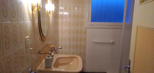 Campagnechambre d'hôte的一间带水槽和镜子的浴室