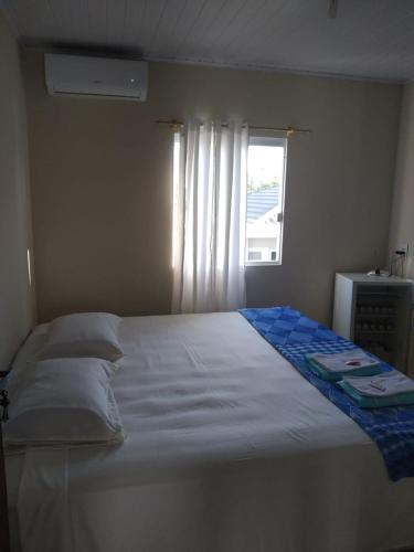 马夫拉Pousadas Mafra的卧室配有白色的床和窗户