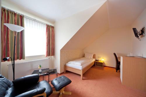弗里索伊特城市酒店的客厅配有沙发和1张床