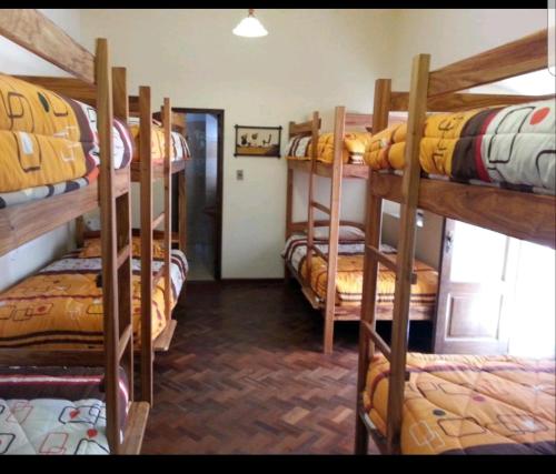 苏克雷Villa Oropeza Hostel的一间设有一张双层床的房间