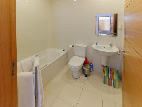 奥尔塔Faial Marina Apartments 1的白色的浴室设有卫生间和水槽。