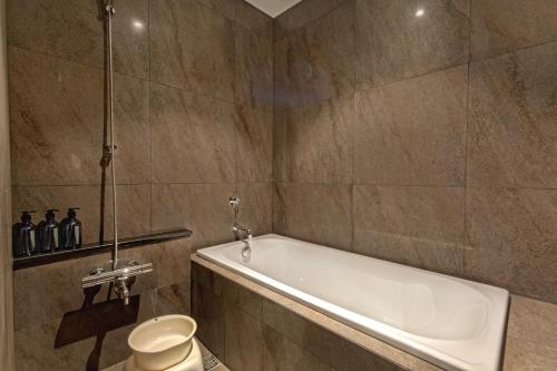 芝卡朗ISORAS CIKARANG的带浴缸和卫生间的浴室。
