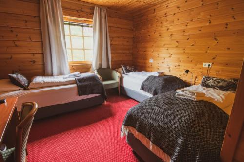 都皮沃古尔未来酒店的小木屋内一间卧室,配有两张床