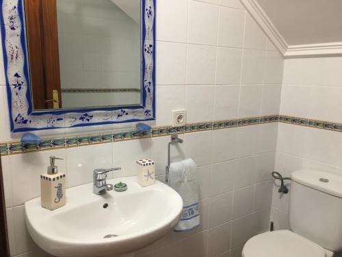 柯米拉斯Las Martas的一间带水槽、卫生间和镜子的浴室