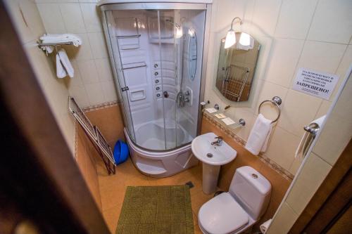格连吉克Hotel Moskva的带淋浴、卫生间和盥洗盆的浴室