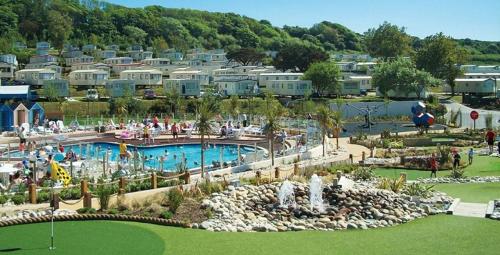 韦茅斯Caravan Littlesea的一个带游泳池和水上公园的度假胜地
