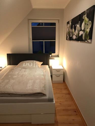 杜塞尔多夫Le Casa de Jeune的卧室配有白色的床和窗户。