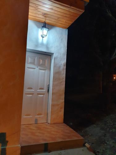 RacoCasas de Raco的通往房屋的门,上面有灯