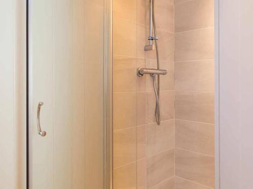 WartonSilverdale Lodge Hot Tub & Wifi的淋浴间设有玻璃门和淋浴
