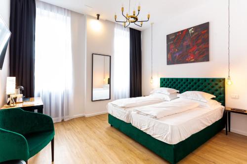 萨格勒布SmartRoomsZagreb的一间卧室配有一张大床和绿色床头板