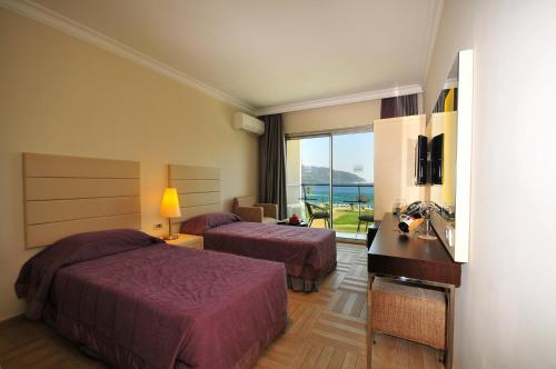 马尔马里斯白金蓝湾酒店的酒店客房设有两张床和一个阳台。