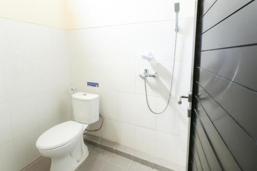梭罗RedDoorz Syariah near Purwosari Train Station的一间带卫生间和淋浴的浴室