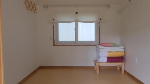 CheongsongMoonlight House的桌子上放着一堆毛巾的房间