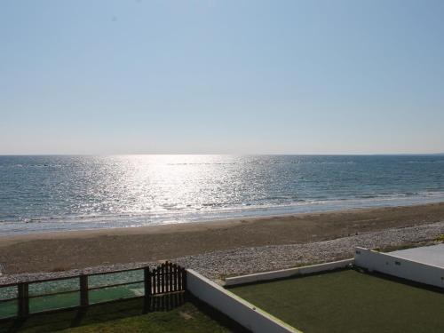 皮尔瓦利亚Panorama Beach House, 5 meters to the sea的阳台享有海滩美景。