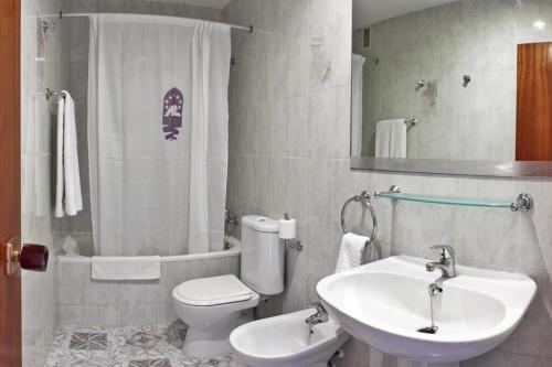 布拉内斯Europa Family Apartments的一间带水槽、卫生间和淋浴的浴室