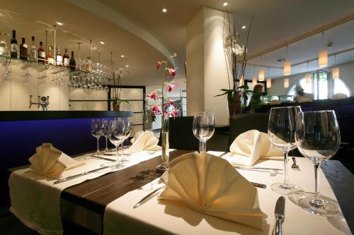 拉珀斯维尔-约纳斯皮尔索雷尔酒店的餐厅里一张桌子,上面放着酒杯