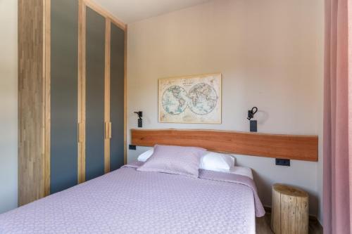 LévktronSophia's Beach House的一间卧室配有一张带木制床头板的床