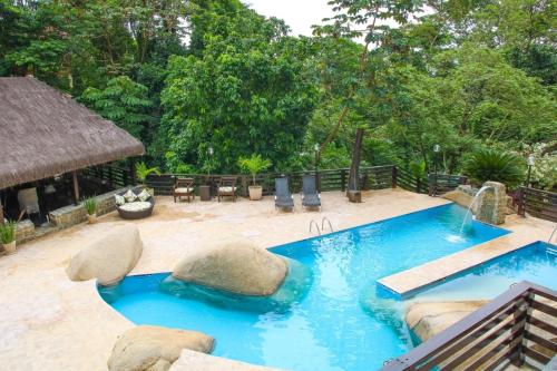 里约热内卢Casa Pedra Bonita的一座位于后院的游泳池