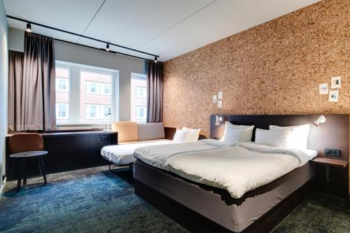 斯德哥尔摩Comfort Hotel Kista的酒店客房设有两张床和窗户。