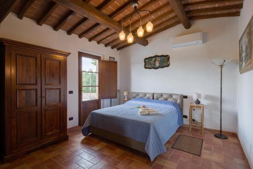 拉波拉诺泰尔梅Villetta Armaiolo的一间卧室配有一张带蓝色床罩的床